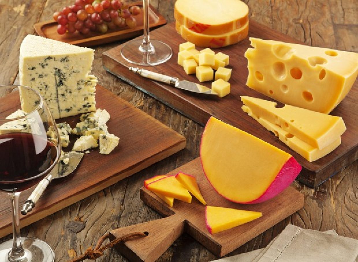 mesa-queijos vinhos